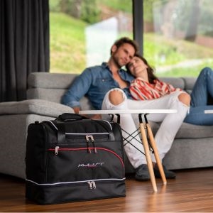 Kjust väska packad i vardagsrummet