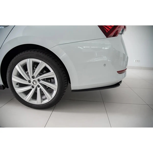 Maxton Central Rear Splitter Skoda Octavia Mk4 - Gloss Black